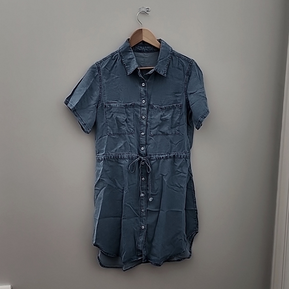 Short sleeved Jean dress.